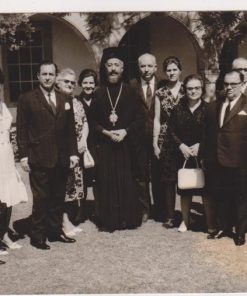[Κύπρος, Μακάριος]: Φωτογραφία από την επίσκεψη στην Κύπρο των μαθητριών της Σχολής Μαιών του Δημοσίου Μαιευτηρίου Θεσσαλονίκης * Ο Μακάριος με τους συνοδούς των μαθητριών, 1966, ασπρόμαυρη, διαστάσεις 17.5Χ12.5