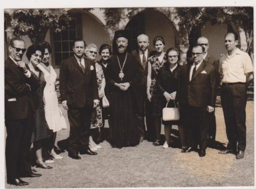 [Κύπρος, Μακάριος]: Φωτογραφία από την επίσκεψη στην Κύπρο των μαθητριών της Σχολής Μαιών του Δημοσίου Μαιευτηρίου Θεσσαλονίκης * Ο Μακάριος με τους συνοδούς των μαθητριών, 1966, ασπρόμαυρη, διαστάσεις 17.5Χ12.5