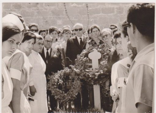 [Κύπρος, Μακάριος]: Φωτογραφία από την επίσκεψη στην Κύπρο των μαθητριών της Σχολής Μαιών του Δημοσίου Μαιευτηρίου Θεσσαλονίκης * Οι μαθήτριες με τους συνοδούς των καταθέτουν στεφάνια στα Φυλακισμένα Μνήματα, 1966, ασπρόμαυρη, διαστάσεις 17.5Χ12.5
