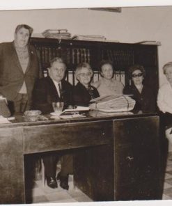 [Θεσσαλονίκη, Άγιος Στυλιανός]: Φωτογραφία, στο πίσω μέρος σημειώνεται με μολύβι " Το Αδελφάτον * Βρεφοκομείον Άγ. Στυλιανός, 1965" - στο κέντρο καθήμενος ο Δήμαρχος Κωνσταντίνος Τσίρος, ασπρόμαυρη, διαστάσεις 14Χ10
