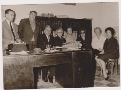 [Θεσσαλονίκη, Άγιος Στυλιανός]: Φωτογραφία, στο πίσω μέρος σημειώνεται με μολύβι " Το Αδελφάτον * Βρεφοκομείον Άγ. Στυλιανός, 1965" - στο κέντρο καθήμενος ο Δήμαρχος Κωνσταντίνος Τσίρος, ασπρόμαυρη, διαστάσεις 14Χ10