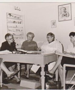 [Θεσσαλονίκη, Άγιος Στυλιανός]: Φωτογραφία, στο πίσω μέρος σημειώνεται με μολύβι Βρεφοκομείον [Άγ. Στυλιανός], 1965" - μέλη του Διοικητικού Συμβουλίου, ασπρόμαυρη, διαστάσεις 14.5Χ10