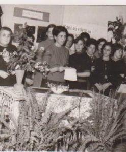 [Γεωργικά, Λητή]: Ασπρόμαυρη φωτογραφία - στο πίσω μέρος σημειώνεται: "Από την εκπαίδευσιν ραπτικής εις το χωρίον Λητή", διαστάσεις 14Χ9