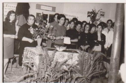 [Γεωργικά, Λητή]: Ασπρόμαυρη φωτογραφία - στο πίσω μέρος σημειώνεται: "Από την εκπαίδευσιν ραπτικής εις το χωρίον Λητή", διαστάσεις 14Χ9