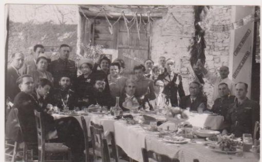 [Χαλκιδική, Πολύγυρος]: Φωτογραφία ασπρόμαυρη, διαστάσεις 14Χ9, ο εικονιζόμενος στο κέντρο Μητροπολίτης Κασσανδρείας Καλλίνικος [Χαραλαμπάκης], σημειώνει στο πίσω μέρος με μολύβι "Πάσχα 1952...Χωροφυλακής", δεξιά του Καλλινίκου κάθεται ο αρχιμανδρίτης της Μητροπόλεως Καλλίνικος  [Πιτίδης]