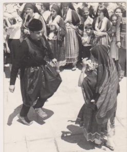 [Σκύρος, κάρτα]: [Χορός], ασπρόμαυρη, "V. & N. Tombazis, Athens" - έκδοση: Ξενοδοχείο "ΘΕΤΙΣ" - Σκύρος, διαστάσεις 10.5Χ14.5, αχρησιμοποίητος