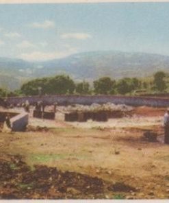 [Αμερικανική βοήθεια, Κοτσιλιό Ηπείρου]: Κάρτα, στο πίσω μέρος είναι τυπωμένο: "Μεταξύ των άλλων έργων που έγιναν με την Αμερικανική βοήθεια είναι και αυτή η δεξαμενή για κτηνοτροφικές ανάγκες, που κατασκευάστηκε με εθελοντική εργασία των κατοίκων του χωριού Κοτσιλιό της Ηπείρου"