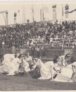 [Δράμα]: Φωτογραφία ασπρόμαυρη, προπολεμική, πιθανόν από εορταστικές εκδηλώσεις των Σχολείων της Μακεδονίας και της Θράκης στο στάδιο της Δράμας, φωτο ΣΕΡΒΑΝΗ - ΜΠΑΝΑ, Δράμα, διαστάσεις 23Χ17, στις κερκίδες οι μαθητές και οι μαθήτριες φορούν την στολή της ΕΟΝ