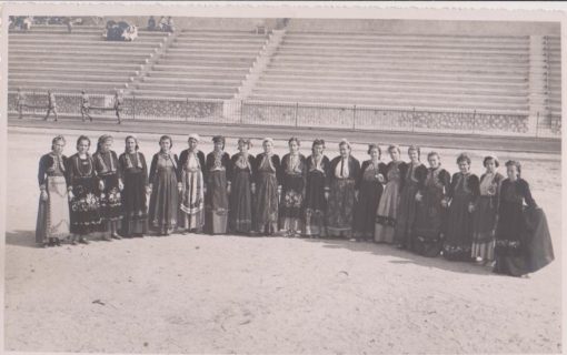 [Δράμα]: Φωτογραφία ασπρόμαυρη, προπολεμική, πιθανόν από εορταστικές εκδηλώσεις των Σχολείων της Μακεδονίας και της Θράκης στο στάδιο της Δράμας, φωτο ΣΕΡΒΑΝΗ - ΜΠΑΝΑ, Δράμα, διαστάσεις 23Χ17