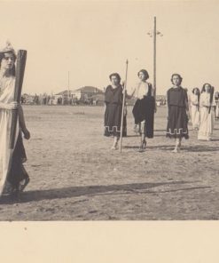 [Δράμα]: Φωτογραφία ασπρόμαυρη, προπολεμική, πιθανόν από εορταστικές εκδηλώσεις των Σχολείων της Μακεδονίας και της Θράκης στο στάδιο της Δράμας, φωτο ΣΕΡΒΑΝΗ - ΜΠΑΝΑ, Δράμα, διαστάσεις 22.5Χ17