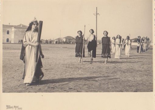 [Δράμα]: Φωτογραφία ασπρόμαυρη, προπολεμική, πιθανόν από εορταστικές εκδηλώσεις των Σχολείων της Μακεδονίας και της Θράκης στο στάδιο της Δράμας, φωτο ΣΕΡΒΑΝΗ - ΜΠΑΝΑ, Δράμα, διαστάσεις 22.5Χ17