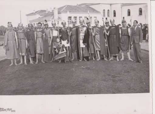 [Δράμα]: Φωτογραφία ασπρόμαυρη [συμμετέχοντες μαθητές - "θεοί και ήρωες" - και ο υπεύθυνος καθηγητής τους], προπολεμική, πιθανόν από εορταστικές εκδηλώσεις των Σχολείων της Μακεδονίας και της Θράκης στο στάδιο της Δράμας, φωτο ΣΕΡΒΑΝΗ - ΜΠΑΝΑ, Δράμα, διαστάσεις 23.5Χ17.5