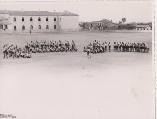 [Δράμα]: Φωτογραφία ασπρόμαυρη [4 ομάδες μαθητών], προπολεμική, πιθανόν από εορταστικές εκδηλώσεις των Σχολείων της Μακεδονίας και της Θράκης στο στάδιο της Δράμας, φωτο ΣΕΡΒΑΝΗ - ΜΠΑΝΑ, Δράμα, διαστάσεις 23Χ17