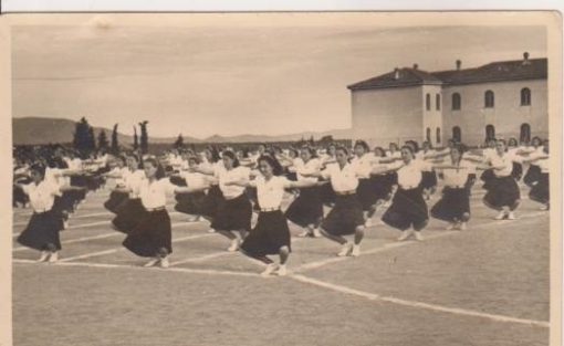 [Δράμα]: Φωτογραφία, διαστάσεις 14Χ9, ασπρόμαυρη, στο πίσω μέρος σημειώνεται με μελάνι: "Κατά τας επιδείξεις του Γυμνασίου, έτος 1947-1948, τάξις Ε1 Μαυρίδου(;)"