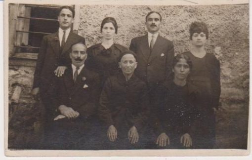 [Λαγκαδάς]: Οικογενειακή ασπρόμαυρη φωτογραφία, 1920, διαστάσεις 13,5Χ8,5