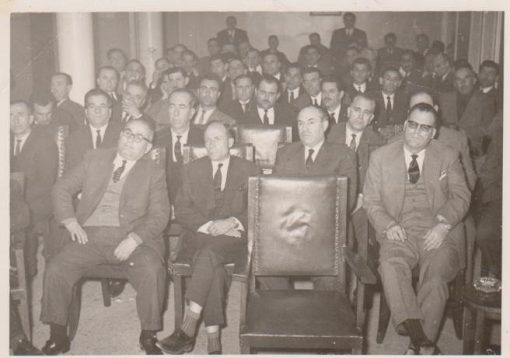 Σιδηροδρομικά]: Φωτογραφία "Συνέλευσις αντιπροσώπων [του 13ου Πανσιδηροδρομικού Συνεδρίου], διαστάσεις 18Χ13 [μαζί] 13ον Πανσιδηροδρομικόν Συνέδριον, Πρόγραμμα εργασιών, 1963, δίφυλλο