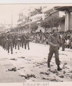 [Κατερίνη]: Φωτογραφία στρατιωτικής παρελάσεως, στο πίσω μέρος σφραγίδα: "Φωτο - ΟΛΥΜΠΙΟΝ Κατερίνη", διαστάσεις 12Χ10