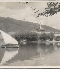 [Ιωάννινα, κάρτα]: Μερική άποψη από τη λίμνη, γραμμένη [1951], ασπρόμαυρη