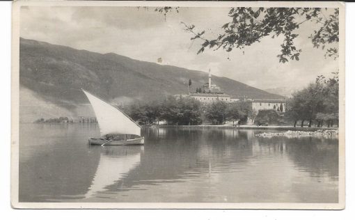 [Ιωάννινα, κάρτα]: Μερική άποψη από τη λίμνη, γραμμένη [1951], ασπρόμαυρη
