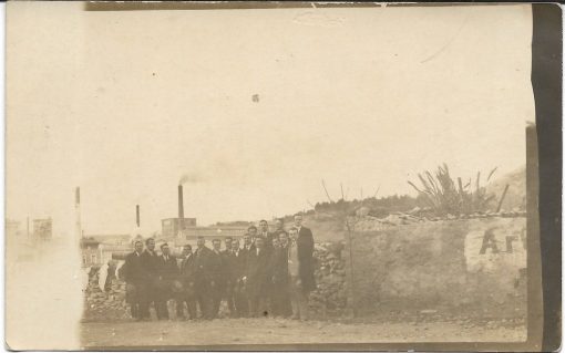 ΤΡΑΜ ένα όχημα, έκδοση: Μαρώ Καρδάκου, σύνταξη - επιμέλεια: Πάνος Θεοδωρίδης / Δημήτρης Καλοκύρης, Θεσσαλονίκη. Πρώτο τεύχος - ανατύπωση, Οχτώβρης 1971, σ.28. Από τα περιεχόμενα: Γιώργος Σεφέρης, Έξι ρίμες για δώδεκα μαχαίρια - Η σκοτεινότητα της κριτικής. Άγνωστα κείμενα υπομνηματισμένα από τον Γ. Π. Σαββίδη * Κώστας Ταχτσής, Μια διπλωματική ιστορία * Χόρχε Λουίς Μπόρχες, Τα κυκλικά ερείπια * Σχέδιο του Ακριθάκη