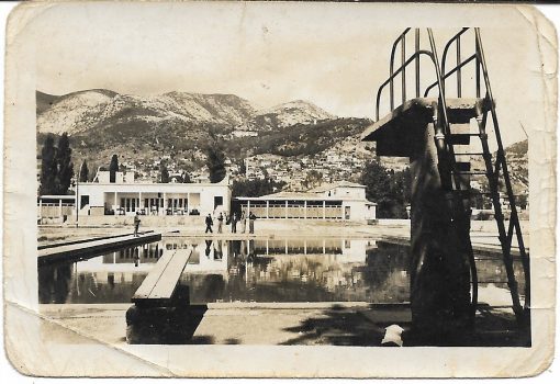 [Ξάνθη]. Φωτογραφία ασπρόμαυρη II, ΦΩΤΟ ΚΟΜΝΗΝΟΣ, Ξάνθη, διαστάσεις 9Χ6.5 cm, τσάκισμα στην κάτω αριστερή γωνία