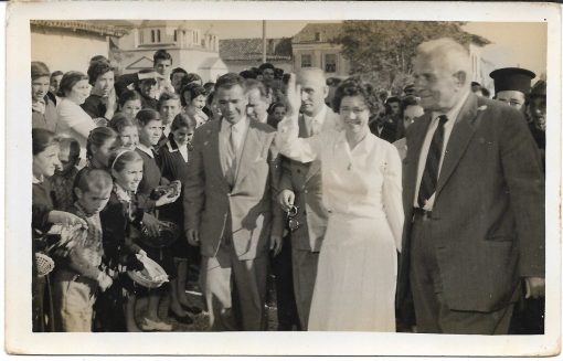 [Βασίλισσα Φρειδερίκη, Προσωτσάνη]. "Με την Βασίλισσά μας στην αγαπημένη Προσωτσάνη",  ασπρόμαυρη φωτογραφία, διαστάσεις 14Χ9cm