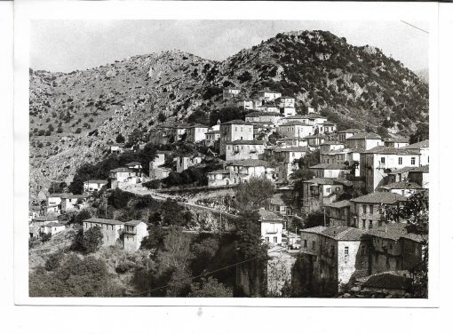 [Δημητσάνα]. Άποψη, ασπρόμαυρη φωτογραφία, διαστάσεις 18Χ13cm