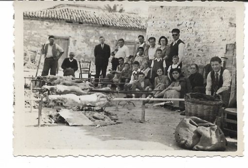 [Μεσολόγγι, φωτογραφία]: "Μεσολόγγιον - Πάσχα 1952. Επ' ευκαιρία διαβιβάζω απείρους χαιρετισμούς. Με πολλήν αγάπην, Χρ. Δουλιώτης, Ταχ. Διευθυντής", ασπρόμαυρη, διαστάσεις 9Χ6cm