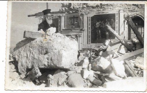 [Κεφαλονιά - σεισμοί]: Ασπρόμαυρη φωτογραφία - "Ενθύμιον Ληξουρίου Κεφαλληνίας * Πέτρες καιο ξύλα απέμειναν από τον Ιερόν Ναόν του Αγίου Νικολάου, Ληξούρι 21 Μαρτίου 1954", διαστάσεις 13Χ8,5cm