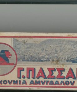 [Σύρος]: Κουτί συσκευασίας "Γ. ΠΑΣΣΑΡΗΣ λουκούμια αμυγδάλου Σύρος", χοντρό χαρτόνι, στο επάνω μέρος παράσταση της Ερμούπολης, διαστάσεις 27Χ12Χ4. μέτρια κατάσταση