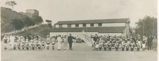 [Φωτογραφία]: Αρρεναγωγείον Νεοχωρίου [Κωνσταντινούπολις] 1913, παλαιά ανατύπωση [δεκαετία του '50;] πρωτοτύπου φωτογραφίας πιθανόν της δεύτερης δεκαετίας του 20ου αιώνα, διαστάσεις 23Χ18