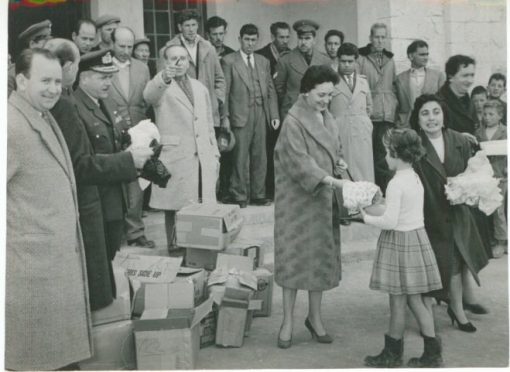[Φωτογραφία]: Αμερικανική βοήθεια - Διανομή ενδυμάτων σε παιδιά νομού της Βορ. Ελλάδος (πιθανόν του ν. Κιλκίς), παρίσταται και ο Νομάρχης, τέλος της δεκαετίας του '50, διαστάσεις 17Χ13, ασπρόμαυρη