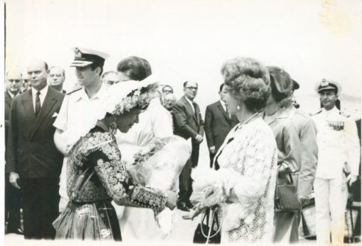 [Βασιλείς]: Φωτογραφία με τον Κωνσταντίνο, την Άννα Μαρία και την Φρειδερίκη πιθανόν στην Κέρκυρα, δεκαετία του '60, διαστάσεις 17Χ13, ασπρόμαυρη
