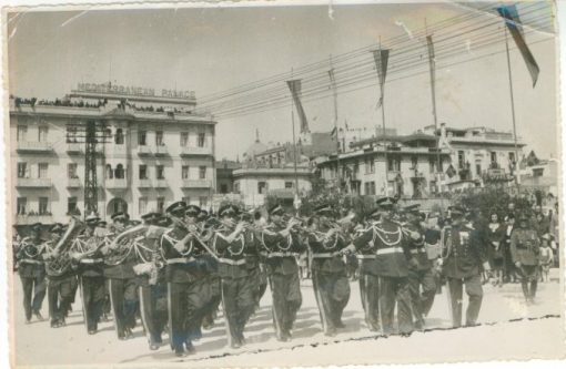 [Θεσσαλονίκη, φωτογραφία]: Στρατιωτική μπάντα δίπλα στο MEDITERRANEAN PALACE, 1938, απρόμαυρη, διαστάσεις 17Χ12, μέτρια κατάσταση