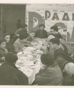 [Καστοριά]: Κλεισούρα - Φωτογραφία, Γεύμα - στον τοίχο διαφήμιση, 24-3-1957", "Φωτο Ζοζέφ - Ι. Κεσσίνη", ασπρόμαυρη, διαστάσεις 14Χ9