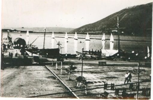 [Λευκάς, φωτοκάρτα]: Λιμάνι, "Ν. Κατωπόδης", ασπρόμαυρη, αχρησιμοποίητη