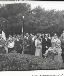 [Αλεξανδρούπολις]. Ασπρόμαυρη φωτογραφία με θέμα " Κατάθεσις στεφάνου στο μνημείο του αγνώστου στρατιώτου 27 Οκτωβρίου 1957", Φώτο ΔΑΪΔΗ, διαστάσεις 8.50Χ6.50cm