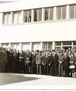 [Λαμία]. "Α' Γενικόν Παιδαγωγικόν Συνέδριον διδασκάλων Β' Περιφερείας Φθιώτιδος, οργανωθέν υπό του νεοαφιχθέντος Επιθεωρητού Β. Παπαστεφάνου, 9.11.1968" - στο πίσω μέρος σημειώνονται αρκετοί από τους εικονιζομένους στη φωτογραφία