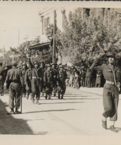 [Κατερίνη]. Παρέλαση "Κατερίνη 28-10-52, * ΦΩΤΟ - ΑΡΙΣΤΟΦΑΝΟΥΣ", ασπρόμαυρη φωτογραφία, διαστάσεις 11Χ8.5cm