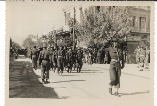 [Κατερίνη]. Παρέλαση "Κατερίνη 28-10-52, * ΦΩΤΟ - ΑΡΙΣΤΟΦΑΝΟΥΣ", ασπρόμαυρη φωτογραφία, διαστάσεις 11Χ8.5cm