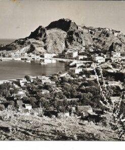 [Λήμνος -Ν. Γ. Πεντζίκης]. Άποψις Μυρίνης με το Ενετικό Φρούριο. Στο πίσω μέρος σημειώνεται: "Κύριον Αθανάσιον Λ. ιατρόν 4, Πλατεία αγίας Σοφίας Θεσ/νίκη. Χαιρετίσματα από την ανεμόεσσα λήμνο. Ν.Γ.Πεντζίκης
